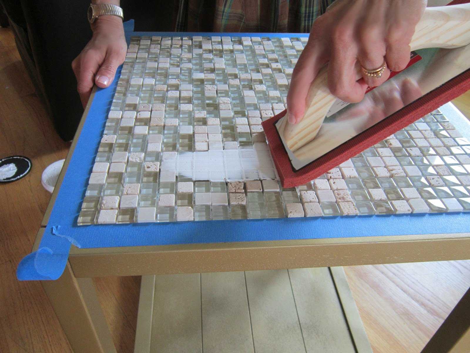 Декор стола плиткой мозаикой