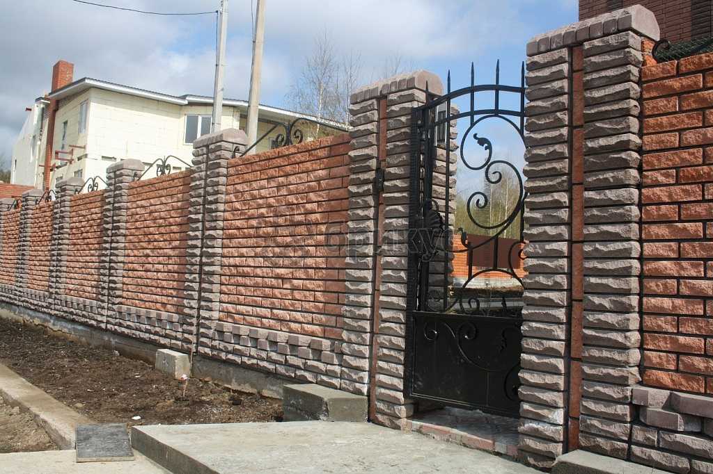 Строим забор с кирпичными столбами