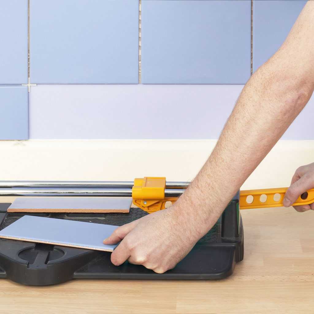 Чем резать керамогранитную плитку в домашних условиях Как пользоваться плиткорезом резка керамогранита болгаркой без сколов и другие способы разрезать плитку
