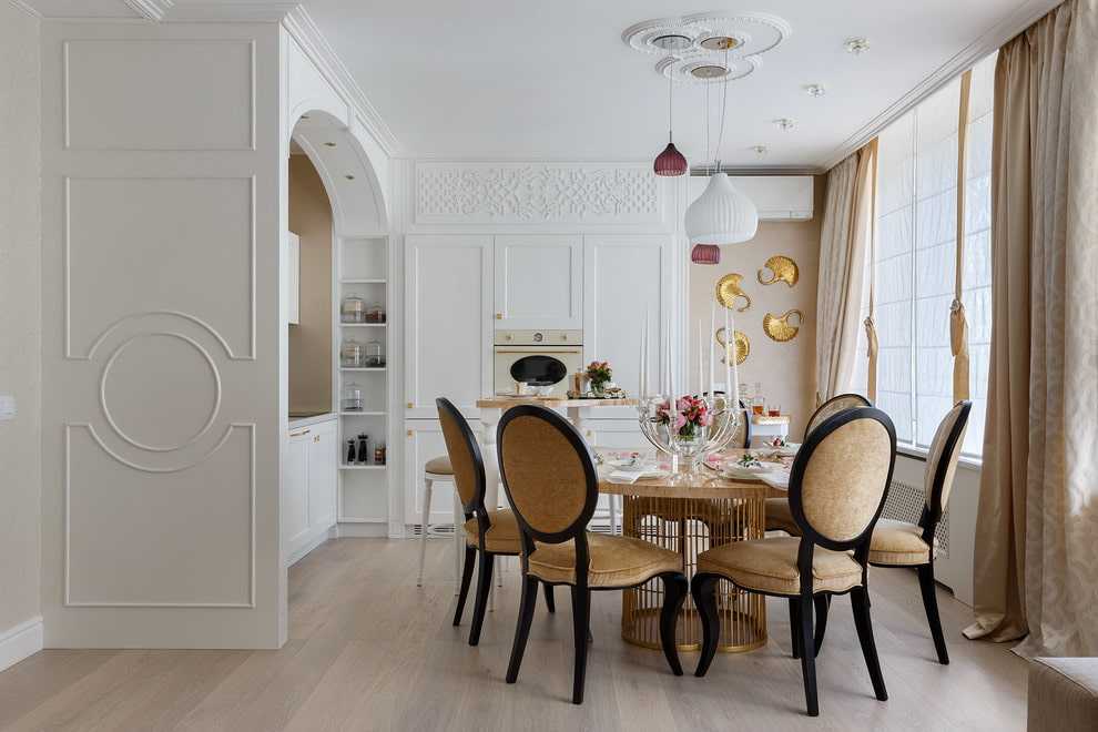 Белая кухня в классическом дизайне интерьера