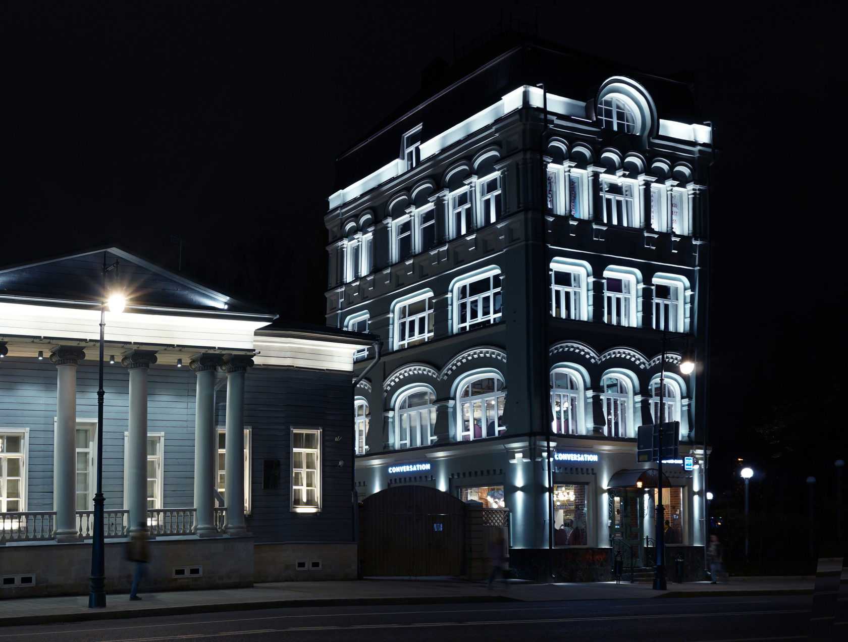 Как создать завораживающее представление с помощью архитектурной подсветки на здании