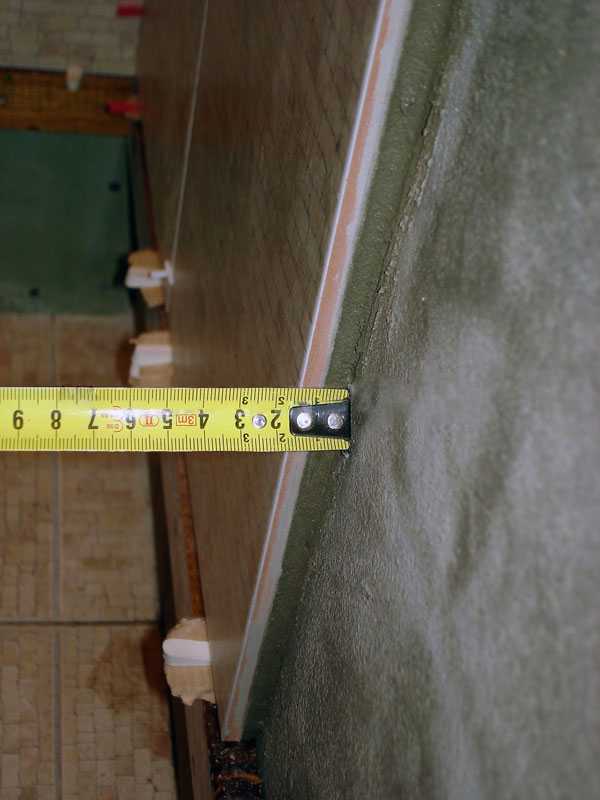 Максимальный слой клея. Толщина слоя плиточного клея для керамогранита на стену. Толщина плиточного клея для керамогранита 9 мм на пол. Толщина клея для плитки 10 мм. Толщина плиточного клея 30 мм.