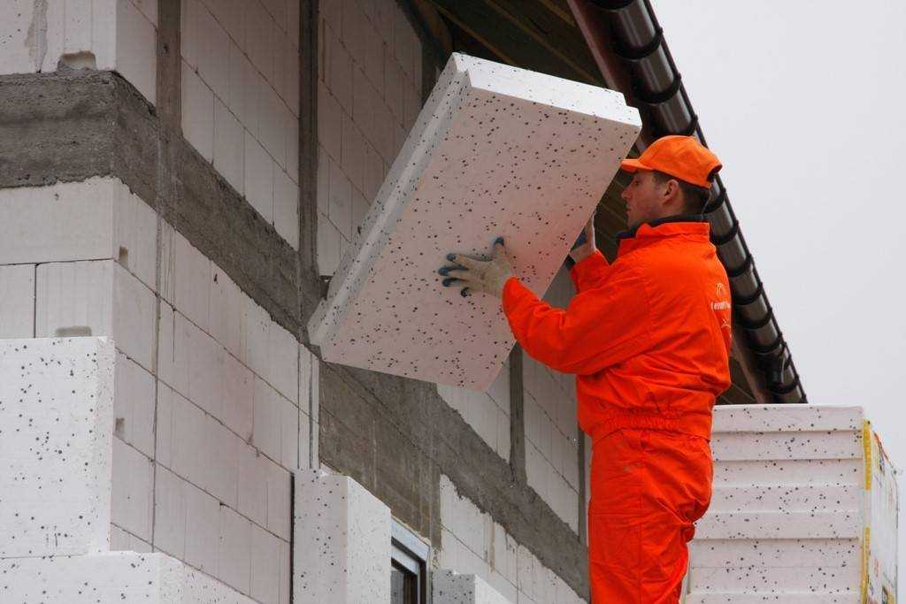 Описание пенопласта как утеплителя его свойства и особенности применения в теплоизоляции стен пола крыши инженерных коммуникаций и холодильных помещений