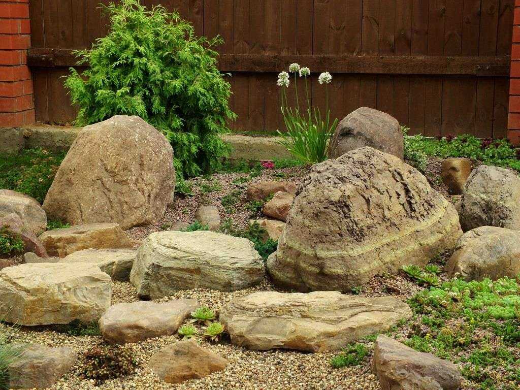 Клумба из камней своими руками - простые и стильные варианты создания для сада (155 фото)