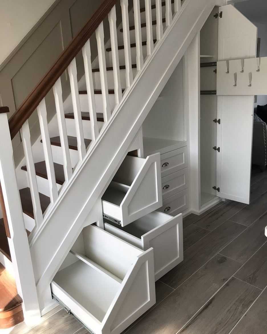 Гардеробная под лестницей в частном доме: фотографии встроенного шкафа