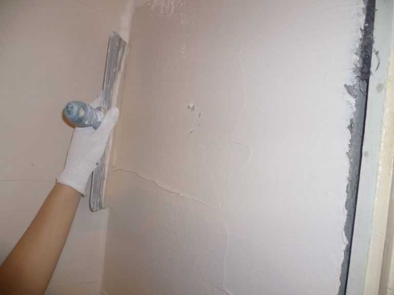 Выравнивание стен шпаклевкой: нанесение выравнивающей шпаклевки своими руками, какую выбрать для отделочных работ, смесь «старатели»