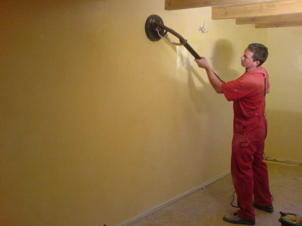 Чем и как выполняется шлифовка стен под покраску?
