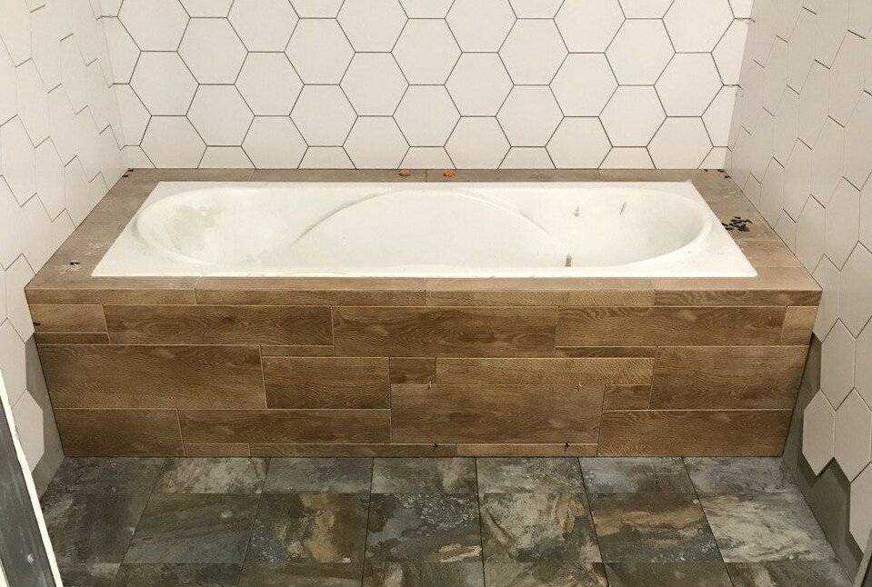 Как обложить плиткой ванную комнату своими руками?