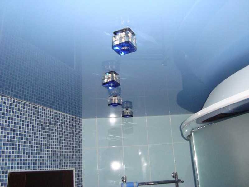 Натяжной потолок в ванной: плюсы и минусы, установка, советы