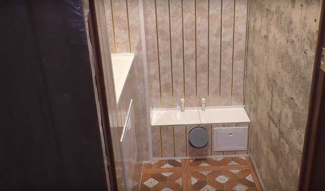 Если в жилых комнатах их устанавливают редко то в туалетах совмещенных санузлах и ванных комнатах отделка панелями ПВХ является прекрасной альтернативой дорогой кладке из керамической плитки