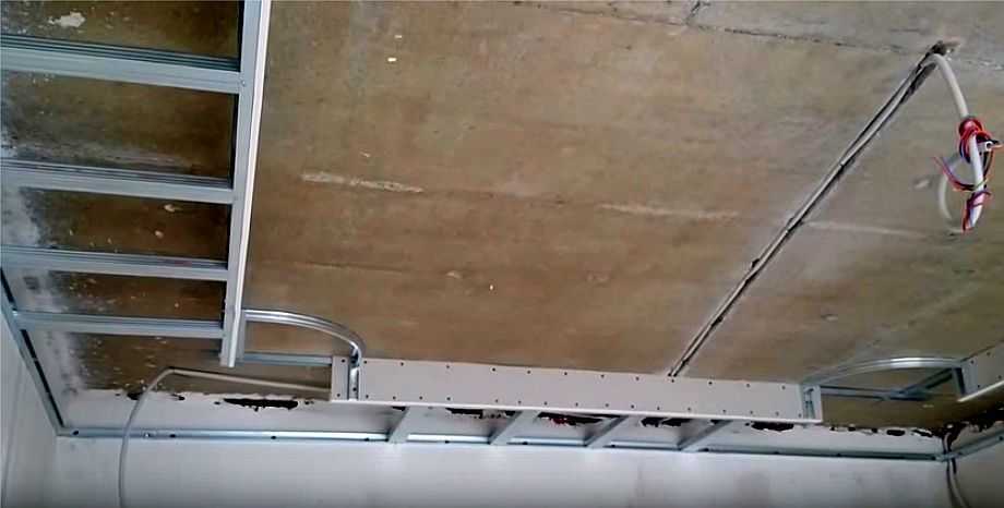 Потолок из гипсокартона с подсветкой (53 фото): гипсокартонная парящая подвесная конструкция с бортиком в спальне