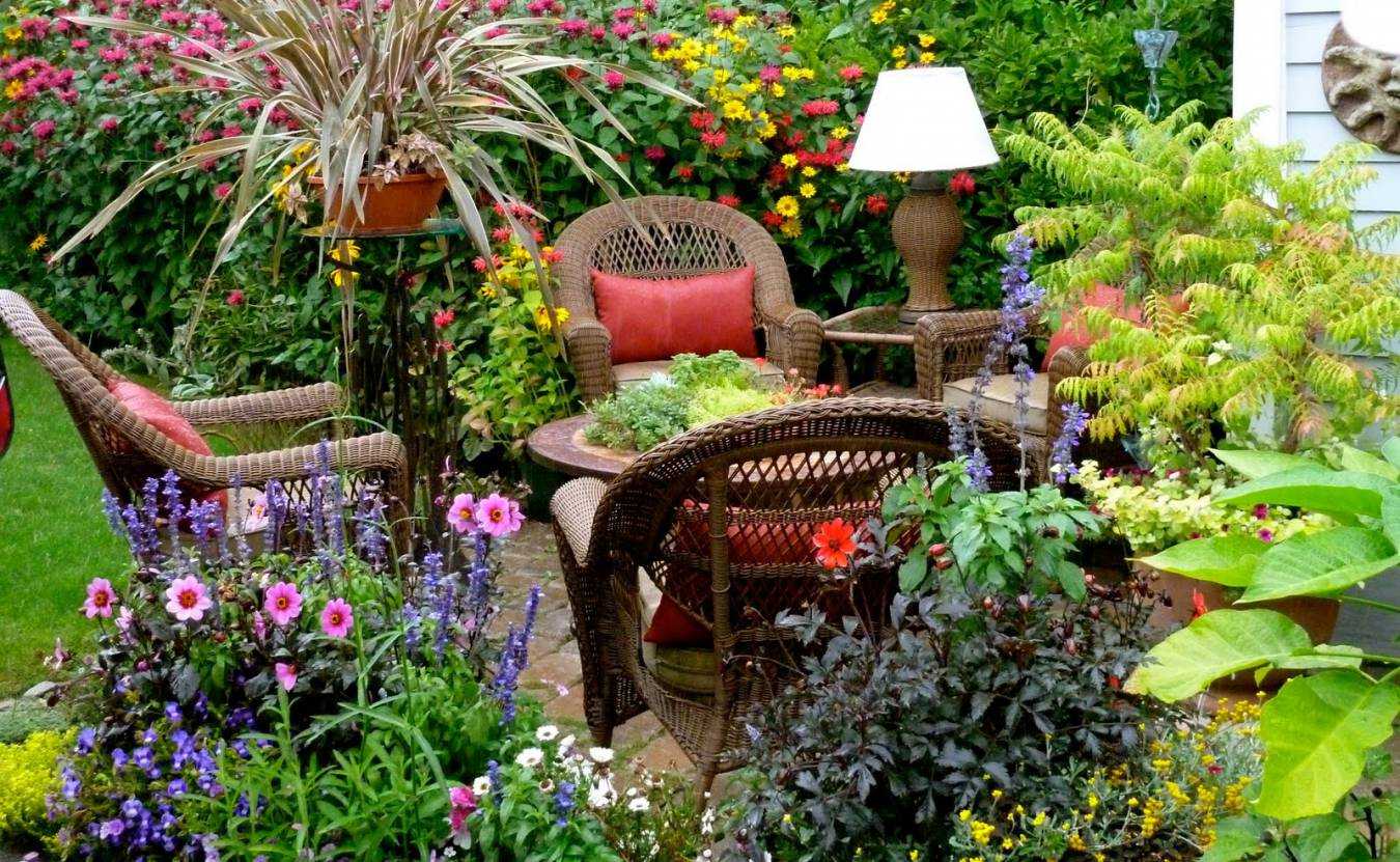 Какие особенности оформления сада в деревенском стиле Какие уловки ландшафтного дизайна помогают создать деревенский садик Какую мебель можно использовать в