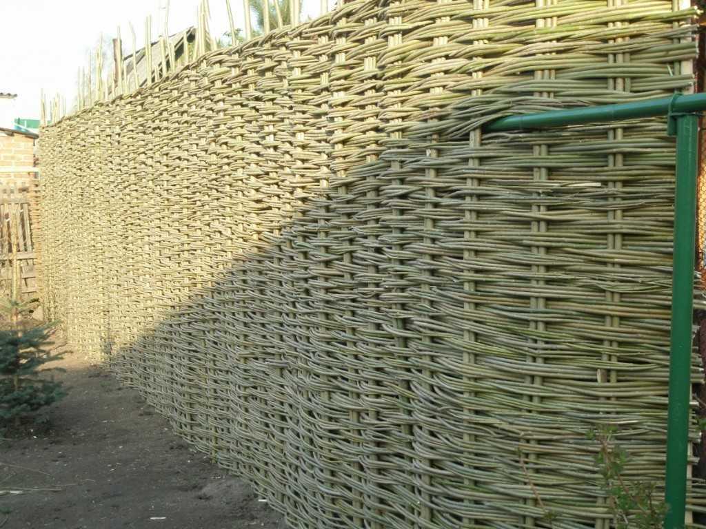 Плетеный забор: изгородь своими руками