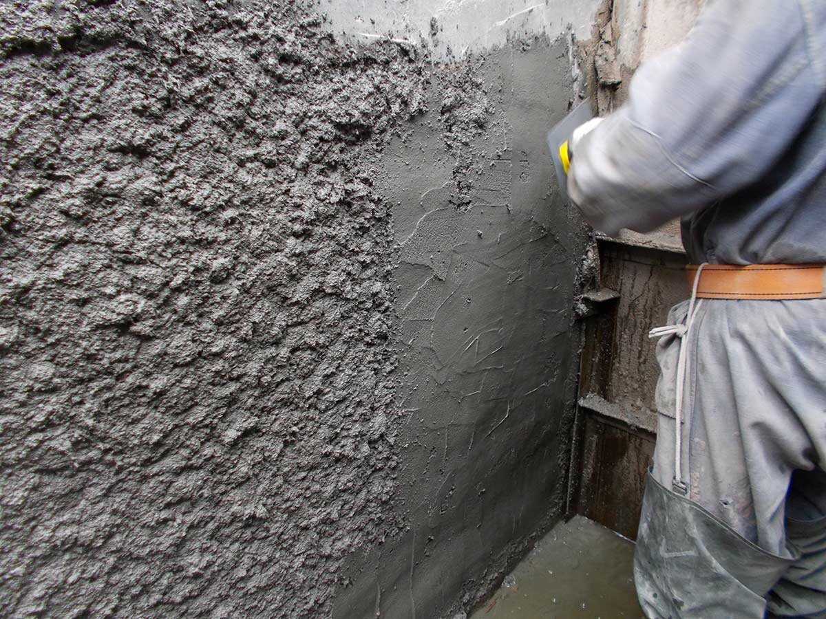 Как штукатурить стены цементно-песчаным раствором?