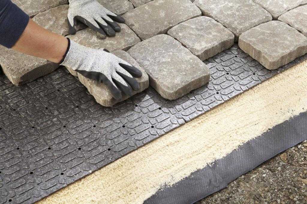 Укладка тротуарной плитки своими руками - пошаговая инструкция