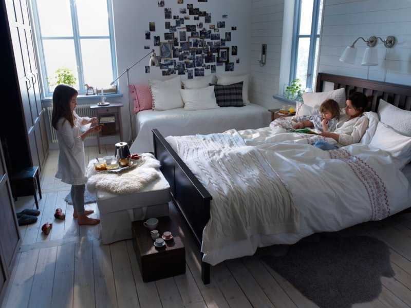 Кровать в дизайне спальни: у окна или у стены, деревянная или металлическая — ivd.ru