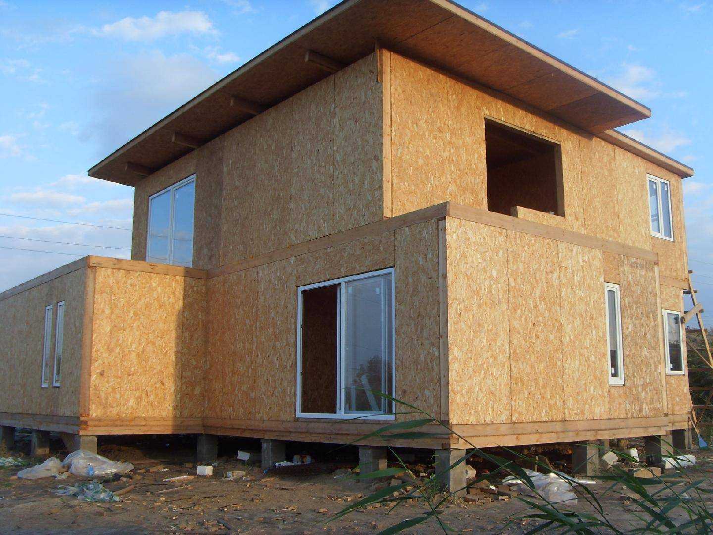 Дома из сип панелей имеют хорошую теплоизоляцию и надежную конструкцию Вы можете построить дом из сип панелей своими руками Мы покажем как это сделать