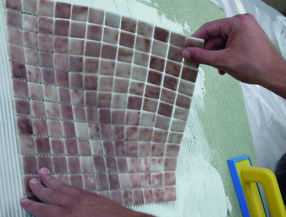 Плитка-мозаика на сетке (2020 фото): керамическая мозаичная продукция из китая, плиточная галька и квадратики, размеры и расцветки