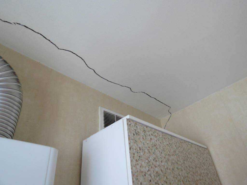 Ремонтируем трещины на потолке шпатлёвкой и герметиком: пошаговое руководство
