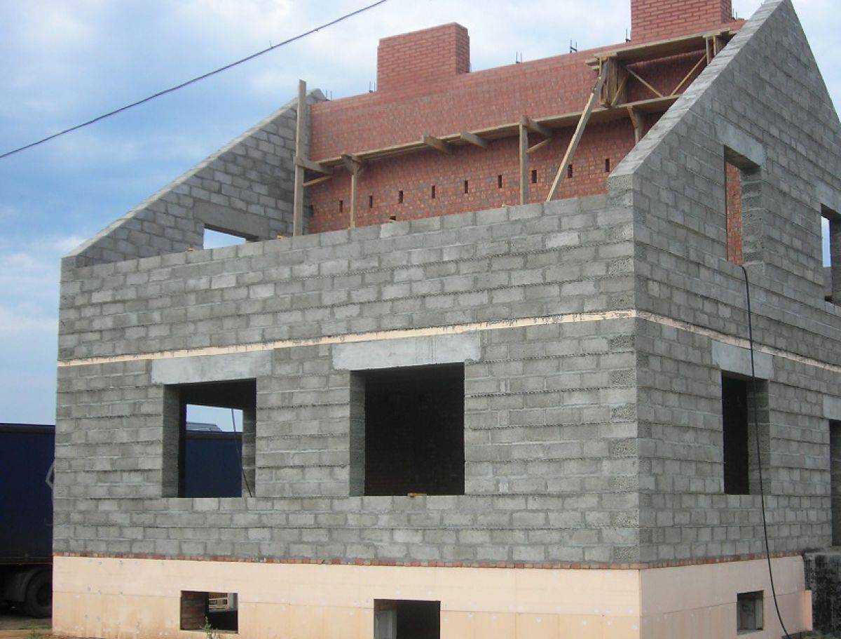 Преимущества и недостатки строительных материалов для возведения дома