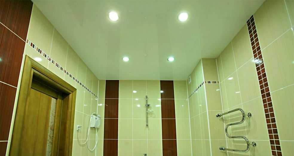 Натяжной потолок в ванной: плюсы и минусы, установка, советы