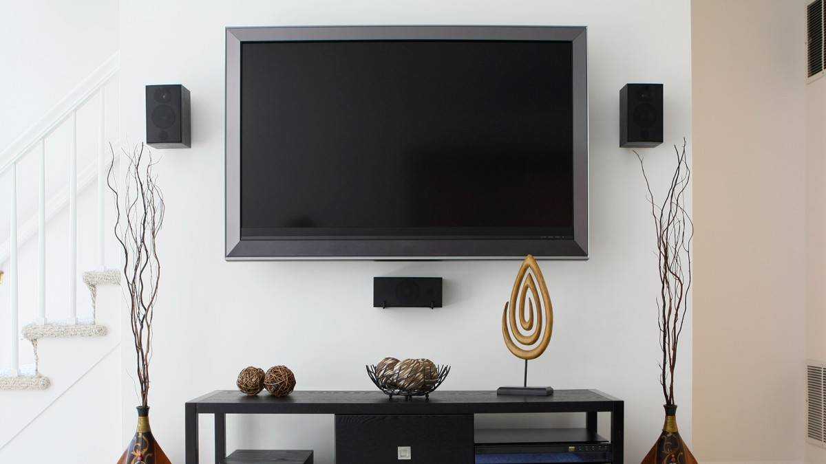 Включи кабельное телевизор. Декор для проводов от телевизора. Телевизор на стене. Декор кабеля от телевизора на стене. Декоративный кабель канал для телевизора.