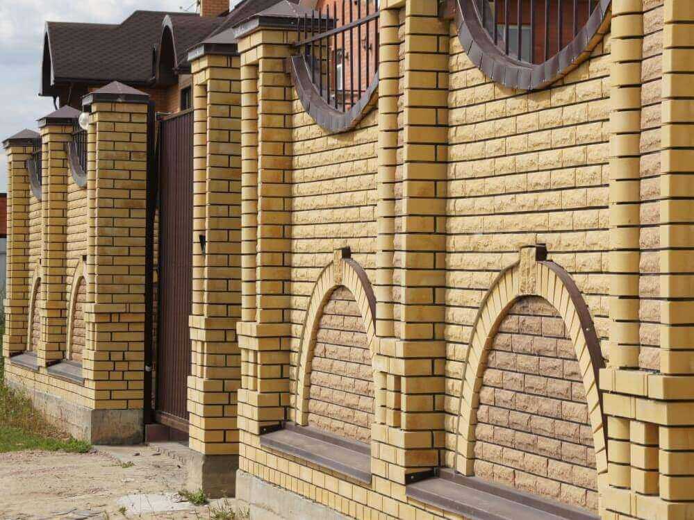 Забор с кирпичными столбами (54 фото): какой вариант выбрать, красивые ворота на ленточном фундаменте из кирпича со столбиками