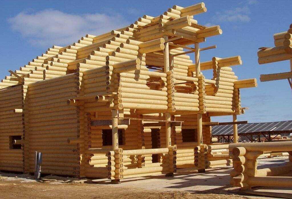 Дома из бревна (131 фото): строительство деревянного бревенчатого жилища и особенности калиброванного стройматериала, как построить из бруса и древесины большого диаметра