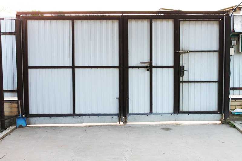 Распашные металлические ворота (51 фото): утепленные ворота с калиткой из профнастила и металлопрофиля, вес изделий