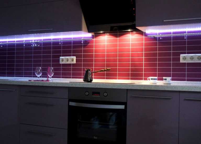 Выбор подсветки под шкафы кухни и не только