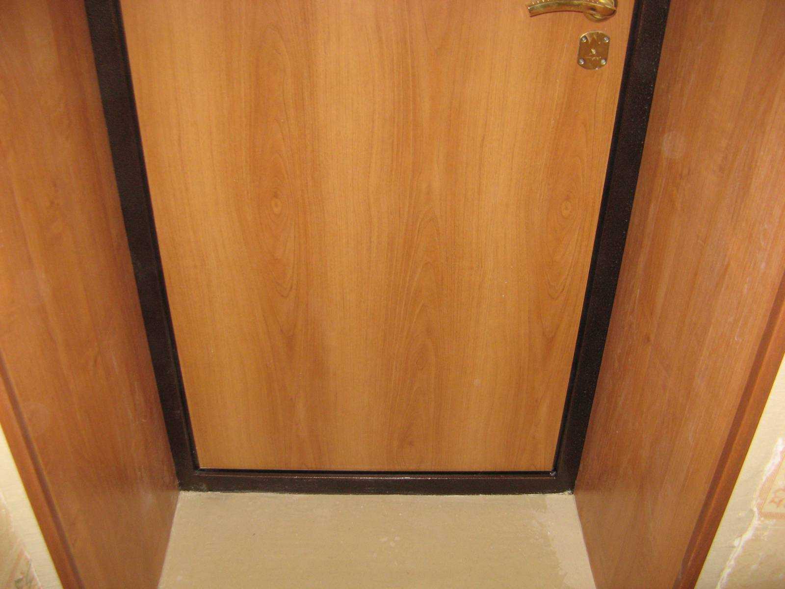 В процессе установки входной двери возникает необходимость отделки проема Заделка откосов требуется как снаружи дверного проема так и внутри