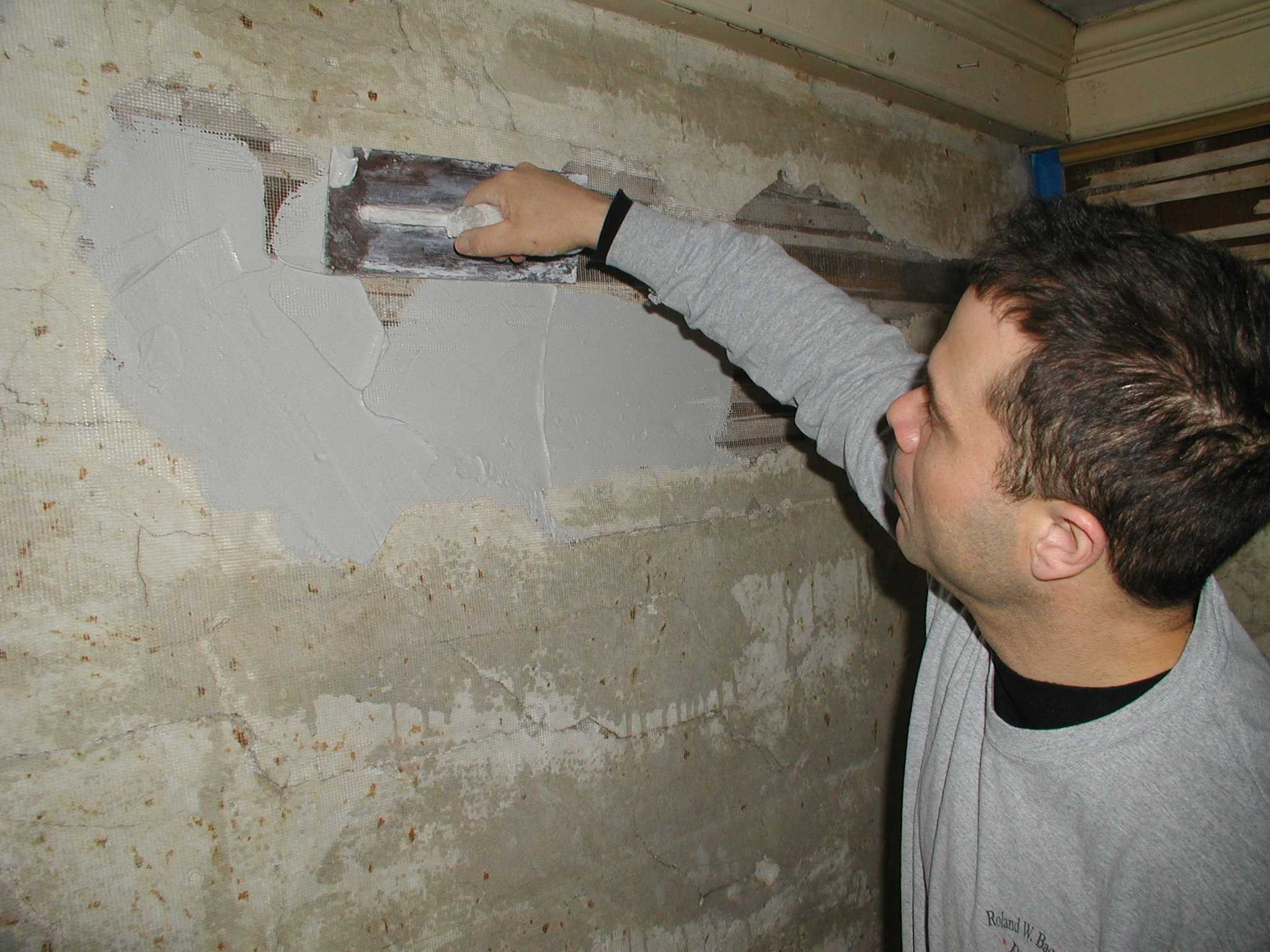 Подготовка стен под обои своими руками: как правильно подготовить к поклейке бетонные, оштукатуренные поверхности - порядок работ
