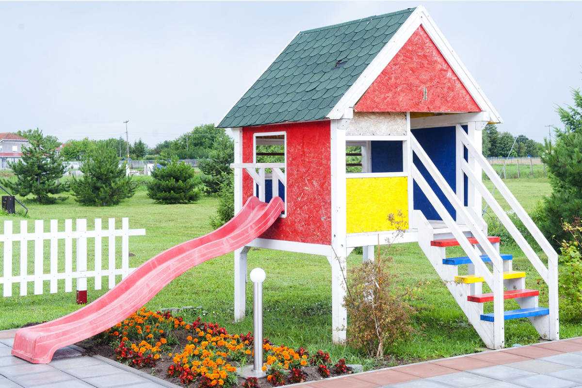 Детские площадки: строительство, оптимальные размеры, составляющие элементы, оформление