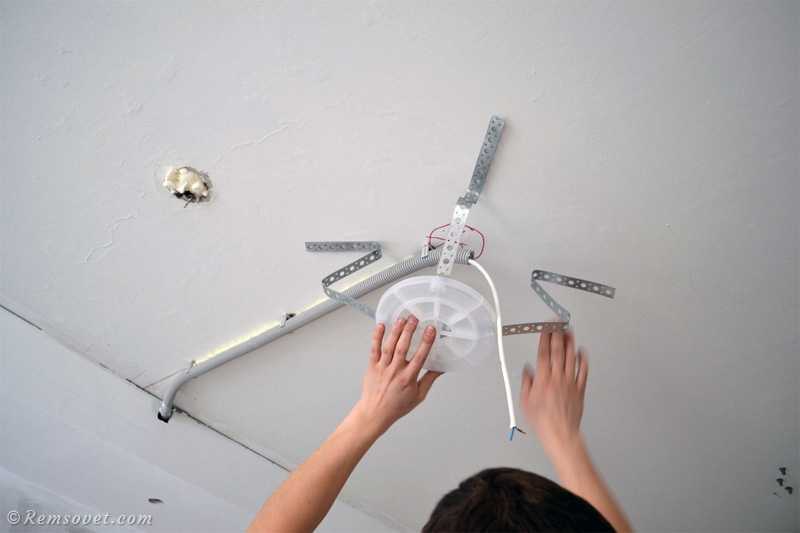 Как повесить люстру на натяжной потолок - пошаговый план (10 фото)