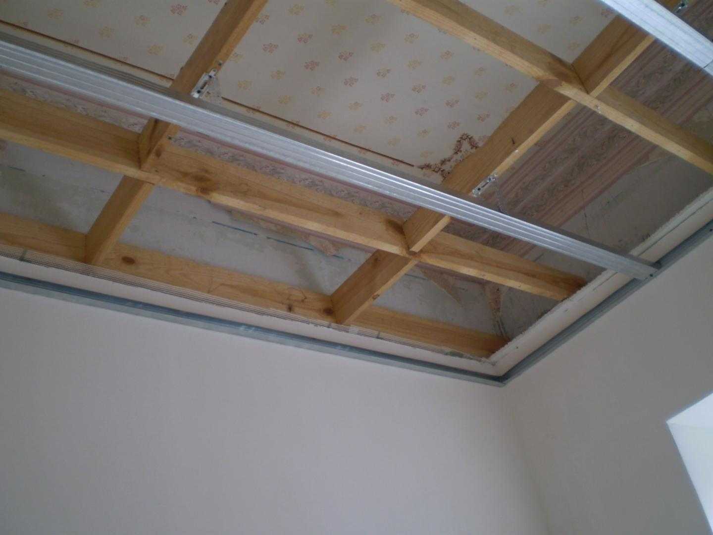 Оптимальным вариантом отделки для деревянного дома является обшивка стен гипсокартоном: несложный монтаж позволяет выполнить работы без привлечения специалистов