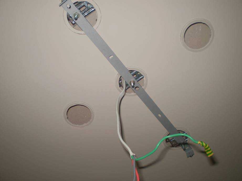 Установка люстры на натяжной потолок: конструкции с креплением на крюк, монтажную и крестообразную планку