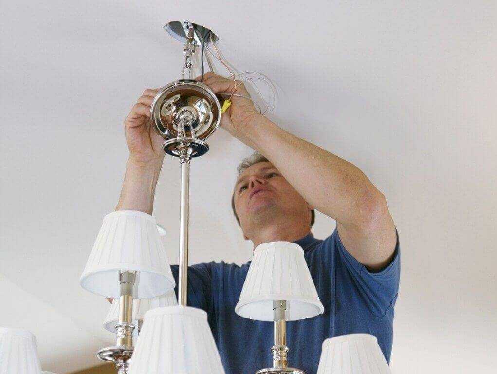 Как сделать установку светильников, встраиваемых на потолке и стенах: рекомендации по установке спотов, люстр и светильников