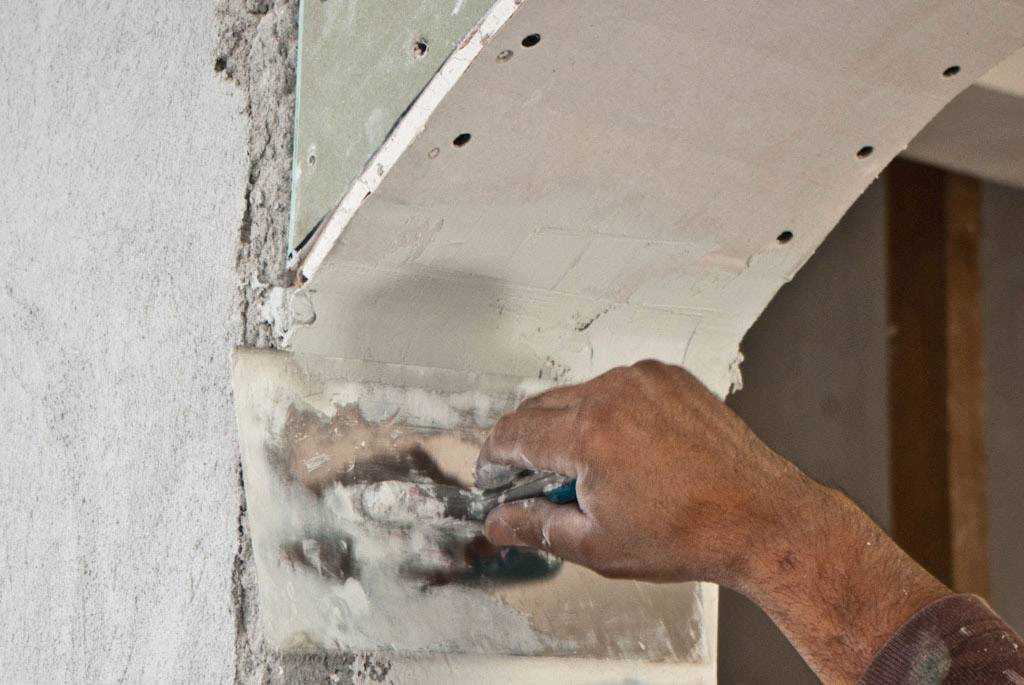 Как шпаклевать потолок своими руками: инструкция для новичка