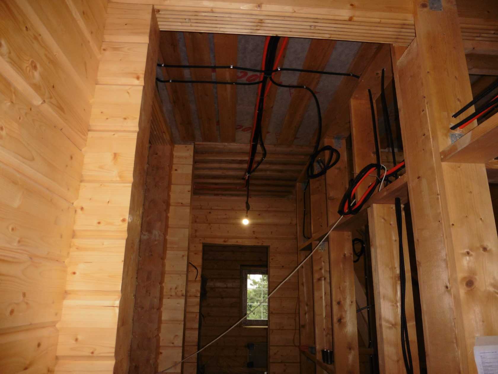 Проводка в деревянном доме: монтаж электрики, открытая или скрытая