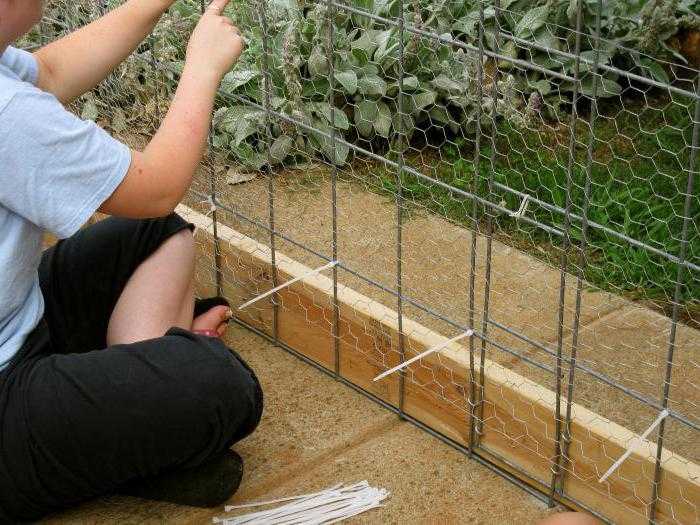 Как правильно натянуть сетку рабицу на забор и столбы своими руками одному