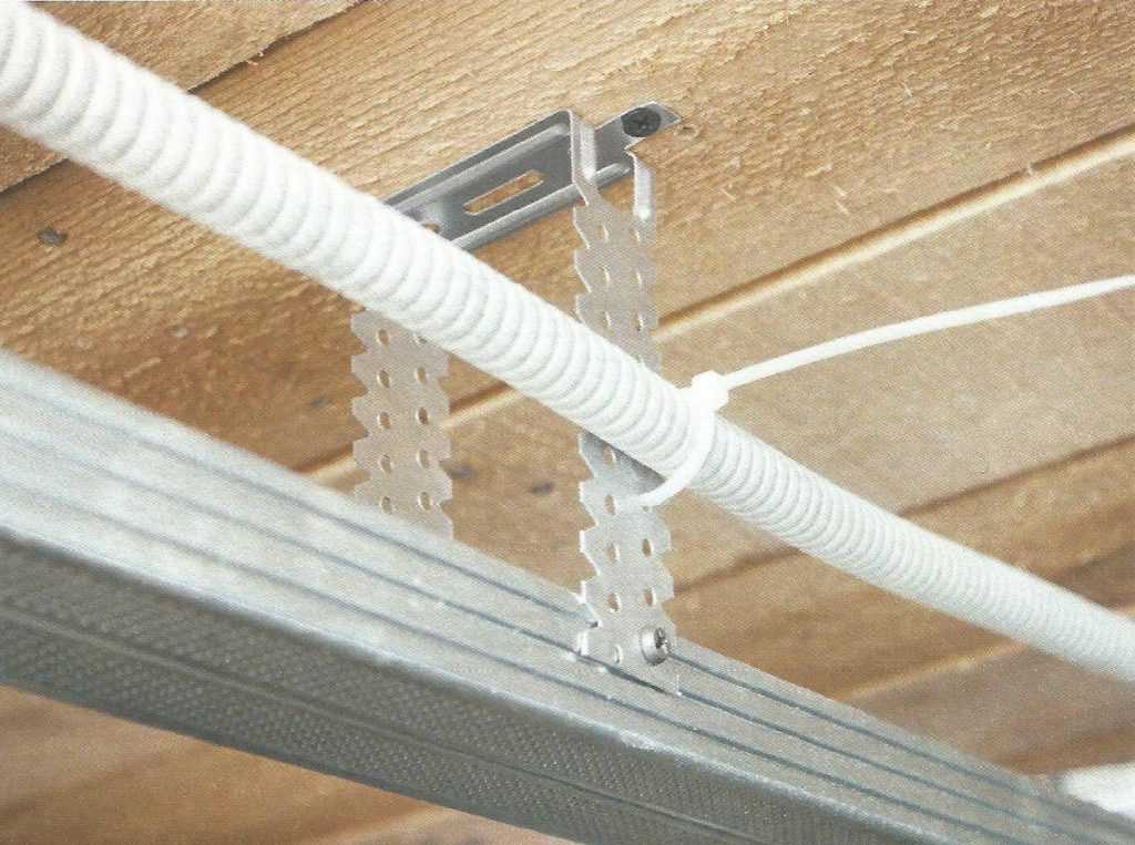 Как устраивается электропроводка в деревянном доме - проектирование тонкости открытого и скрытого монтажа кабеля Как установить выключатели и розетки Выбор