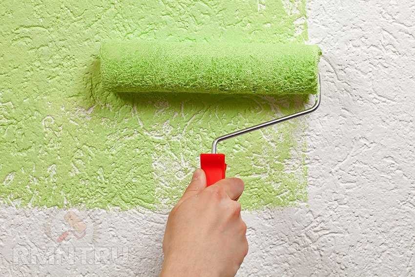 Как красить стены на обои под покраску: какой обойной краской лучше всего пользоваться во время работ, чем покрасить без разводов, поэтапное руководство