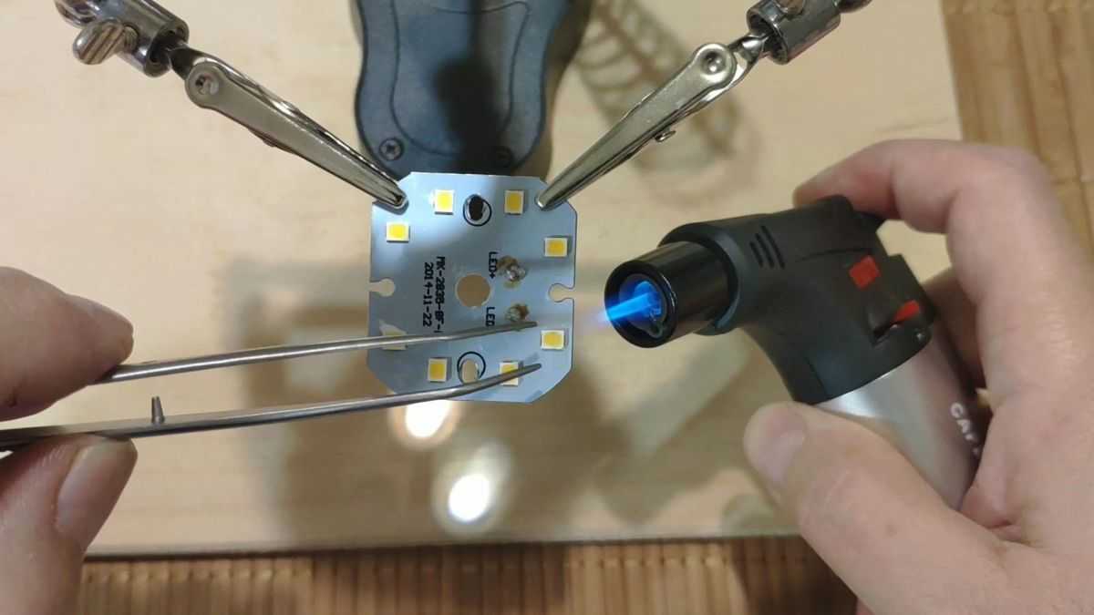 Как отремонтировать светодиодную лампу на 220 в своими руками: мигает, не работает, рекомендации