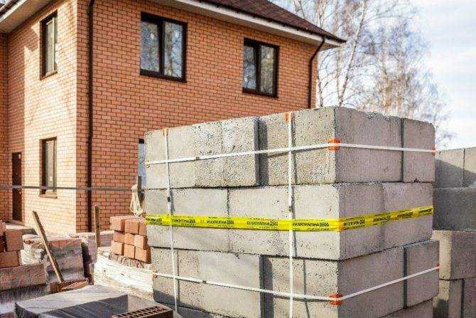 В этой статье вы познакомитесь с плюсами и минусами домов из керамзитобетонных блоков как в процессе строительства так и в удобстве проживания в них