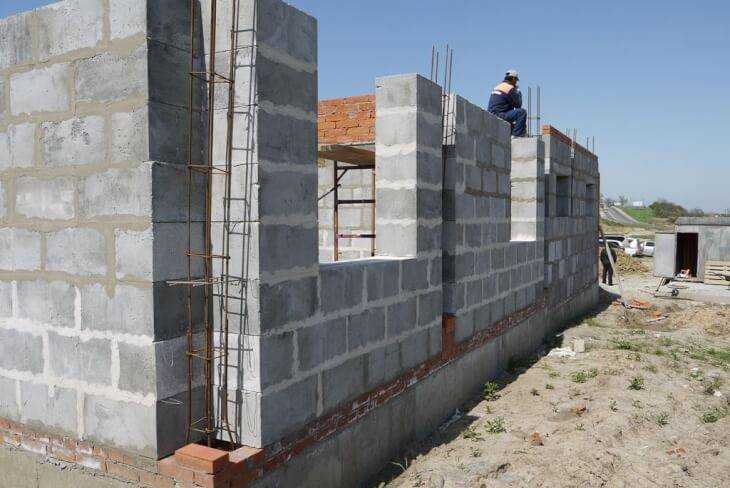 От фундамента до утепления стен: строительство дома из керамзитоблоков