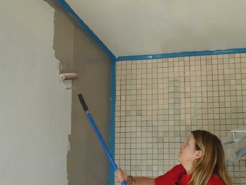 Чем штукатурить стены в ванной под плитку или окраску и как?