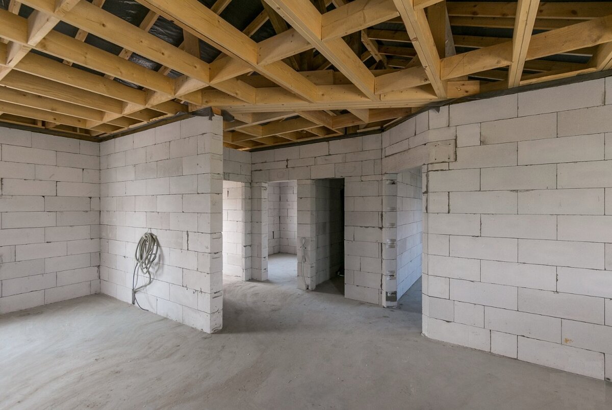Стоимость внутренней отделки дома из пеноблоков: видео-инструкция по монтажу своими руками, как отделать стены, баню, фото
