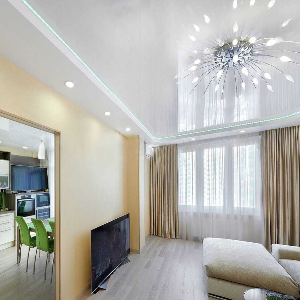 Натяжной потолок в зал с подсветкой и люстрой одноярусный фото