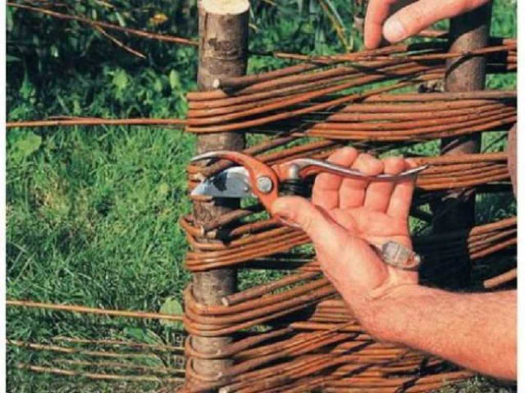 Как сделать забор плетень своими руками: инструкция +50 фото