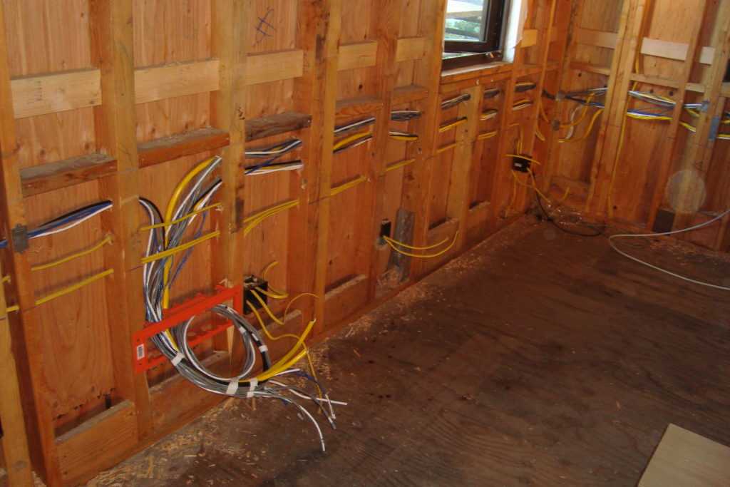 Электропроводка в деревянном доме своими руками: пошаговая инструкция